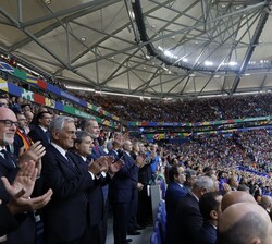 Su Majestad el Rey junto al resto de autoridades y personalidades aplauden la salida al campo de ambas seleciones